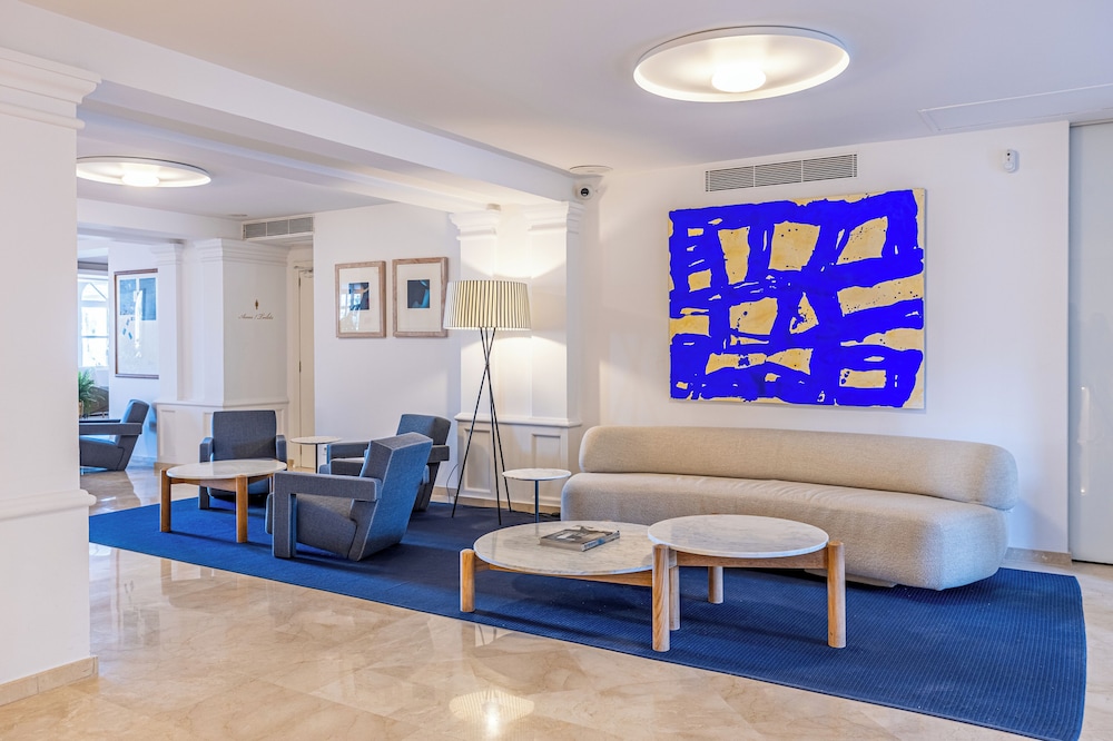 Hotel Illa D'Or — Hotel building in Puerto Pollensa, Balearic Islands