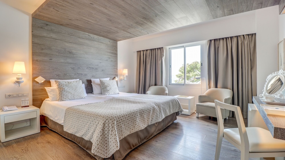 Hotel Illa D'Or — Hotel rooms in Puerto Pollensa, Balearic Islands