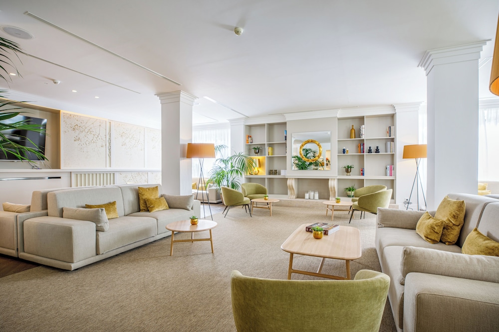 Hotel Illa D'Or — Hotel building in Puerto Pollensa, Balearic Islands
