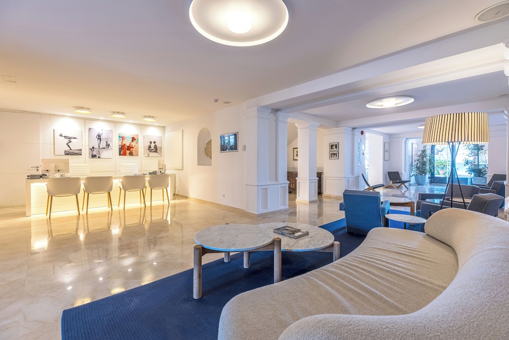 Hotel Illa D'Or — Hotel building in Puerto Pollensa, Balearic Islands