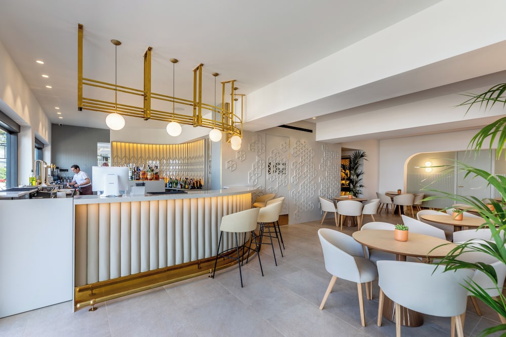 Hotel Illa D'Or — Restaurant & bars in Puerto Pollensa, Balearic Islands