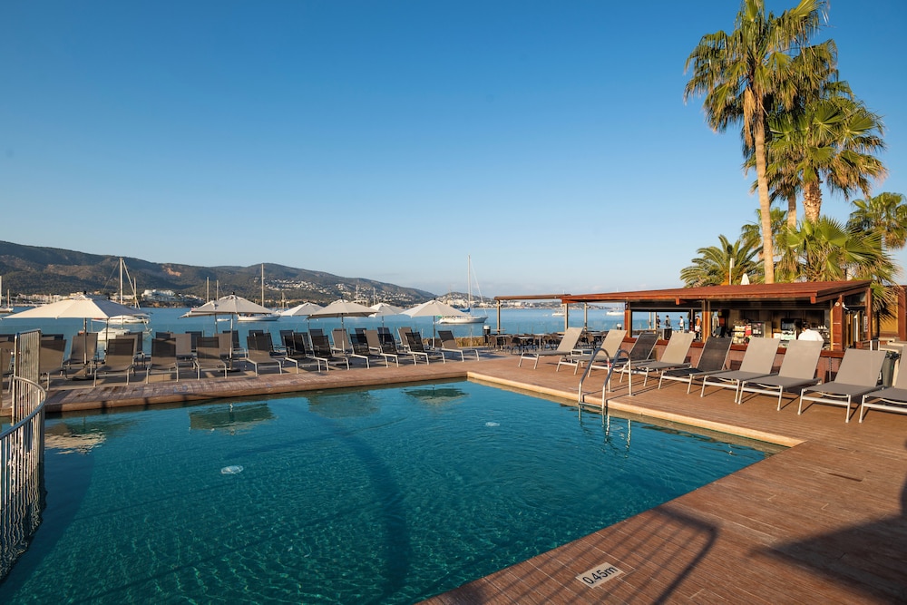 Leonardo Royal Hotel Mallorca — Swimming pool in Magaluf, Balearic Islands