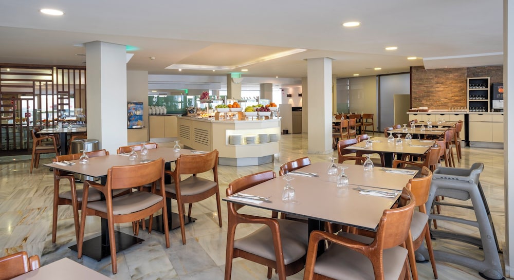Leonardo Royal Hotel Mallorca Palmanova Bay — Restaurant & bars in Magaluf, Balearic Islands