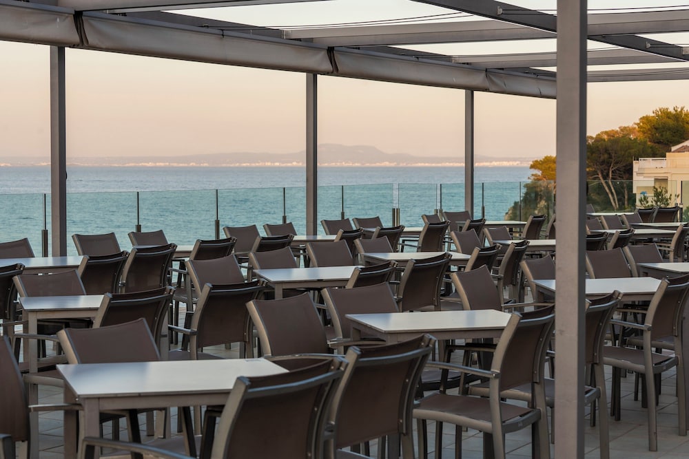 Leonardo Royal Hotel Mallorca Palmanova Bay — Restaurant & bars in Magaluf, Balearic Islands