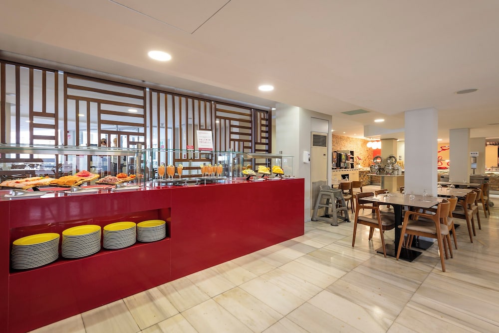 Leonardo Royal Hotel Mallorca Palmanova Bay — Restaurant & bars in Magaluf, Balearic Islands