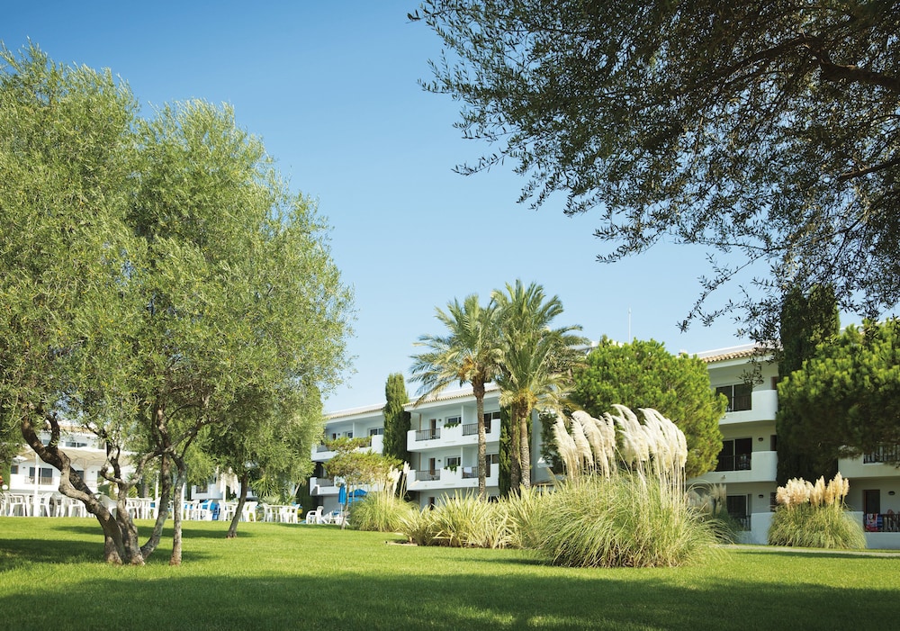 Inturotel Azul Garden — Hotel building in Cala d´Or, Balearic Islands