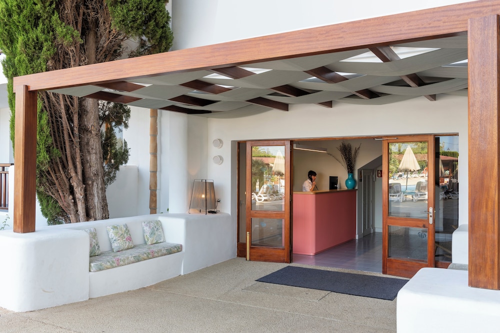 Inturotel Azul Garden — Hotel building in Cala d´Or, Balearic Islands
