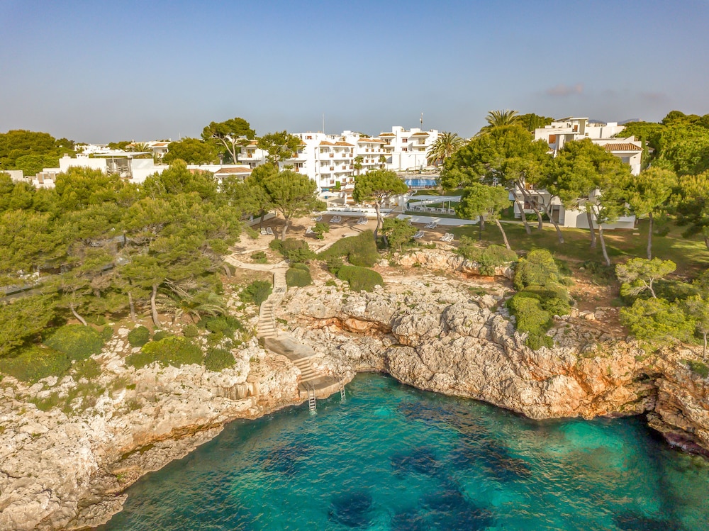 Inturotel Cala Azul — Hotel building in Cala d´Or, Balearic Islands