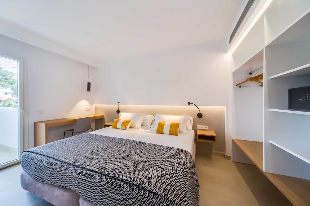 Inturotel Cala Azul — Hotel rooms in Cala d´Or, Balearic Islands