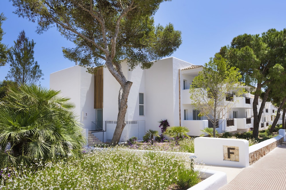 Inturotel Cala Azul — Hotel building in Cala d´Or, Balearic Islands