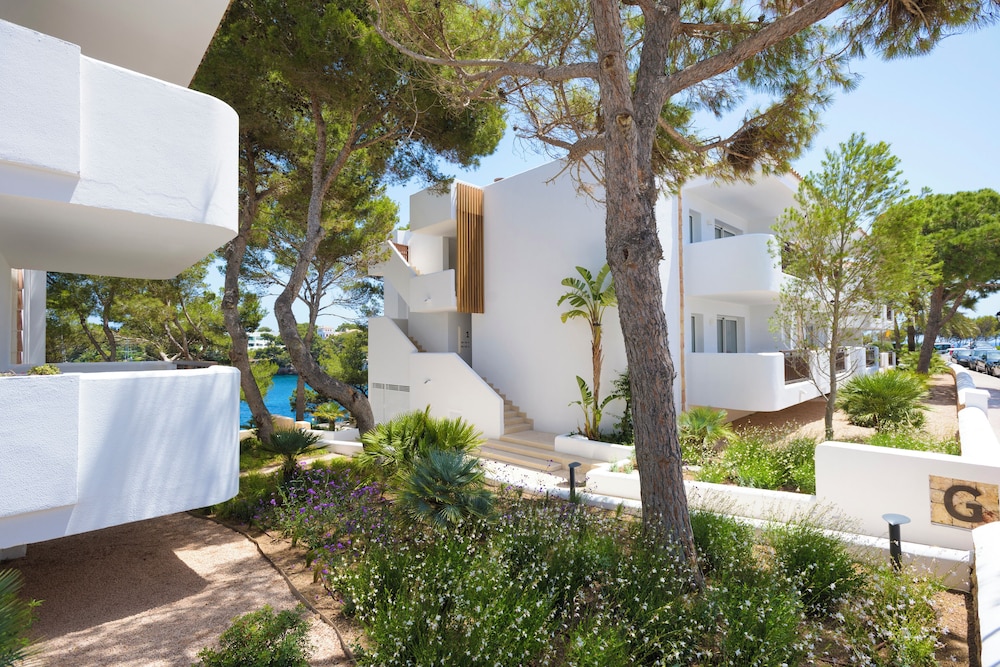 Inturotel Cala Azul — Hotel building in Cala d´Or, Balearic Islands