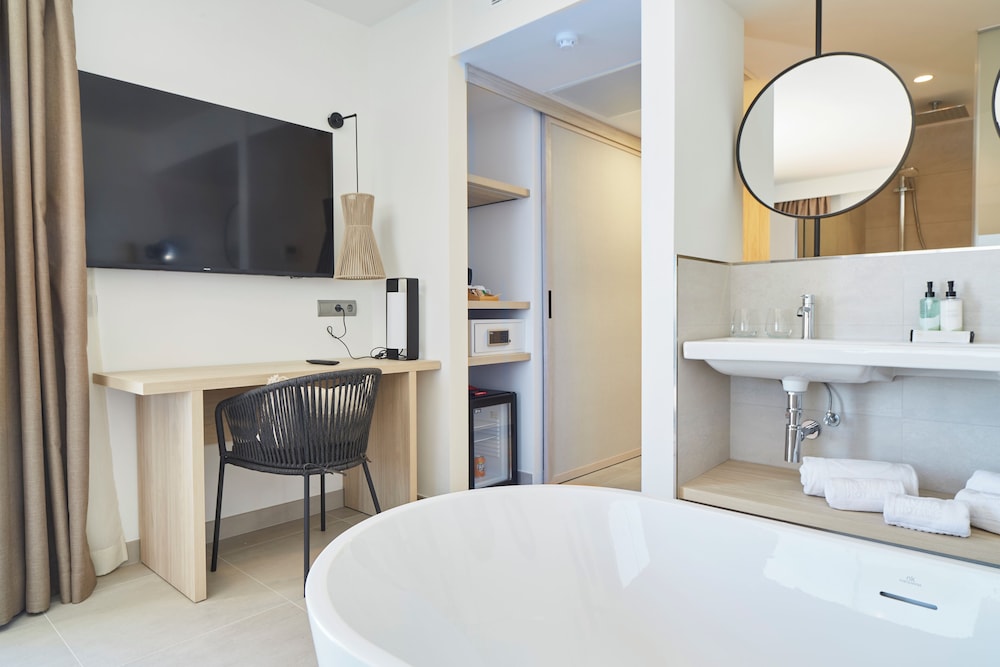 Invisa Hotel Club Cala Verde — Hotel rooms in Santa Eulalia, Balearic Islands