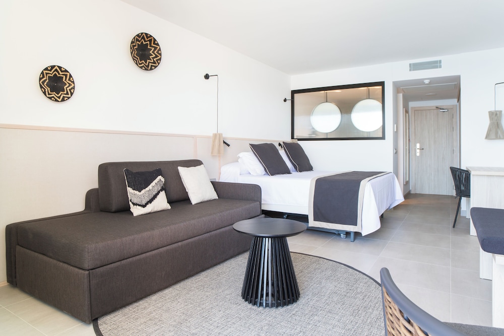 Invisa Hotel Club Cala Verde — Hotel rooms in Santa Eulalia, Balearic Islands