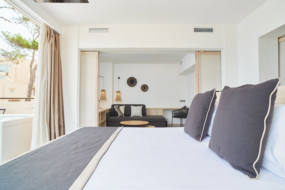 Invisa Hotel Club Cala Verde — Hotel rooms in Santa Eulalia, Balearic Islands