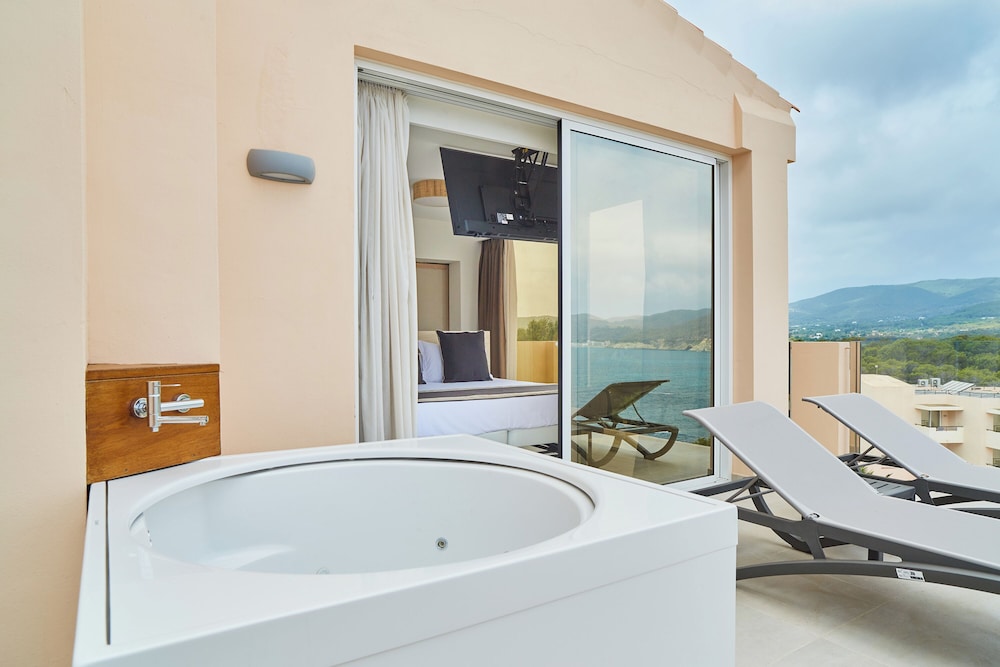 Invisa Hotel Club Cala Verde — Hotel rooms in Santa Eulalia, Balearic Islands