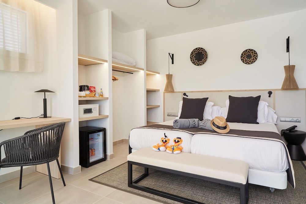Invisa Hotel Club Cala Verde — Hotel rooms in Santa Eulalia, Balearic Islands