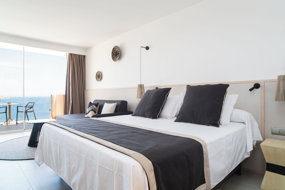 Invisa Hotel Club Cala Verde — Hotel rooms in Santa Eulalia, Balearic Islands