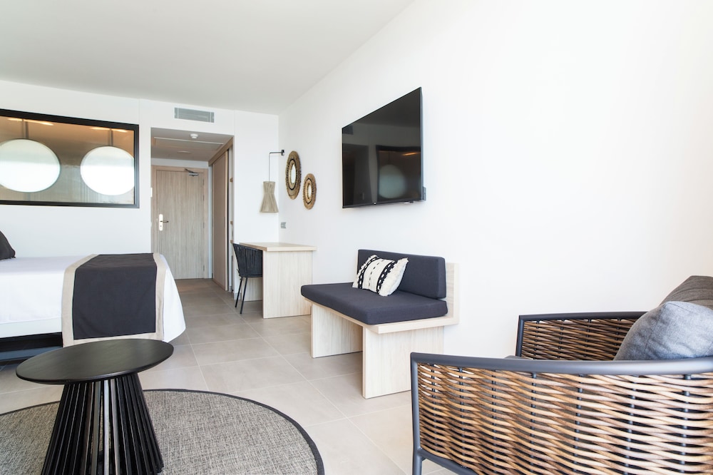 Invisa Hotel Club Cala Verde — Hotel rooms in Santa Eulalia, Balearic Islands