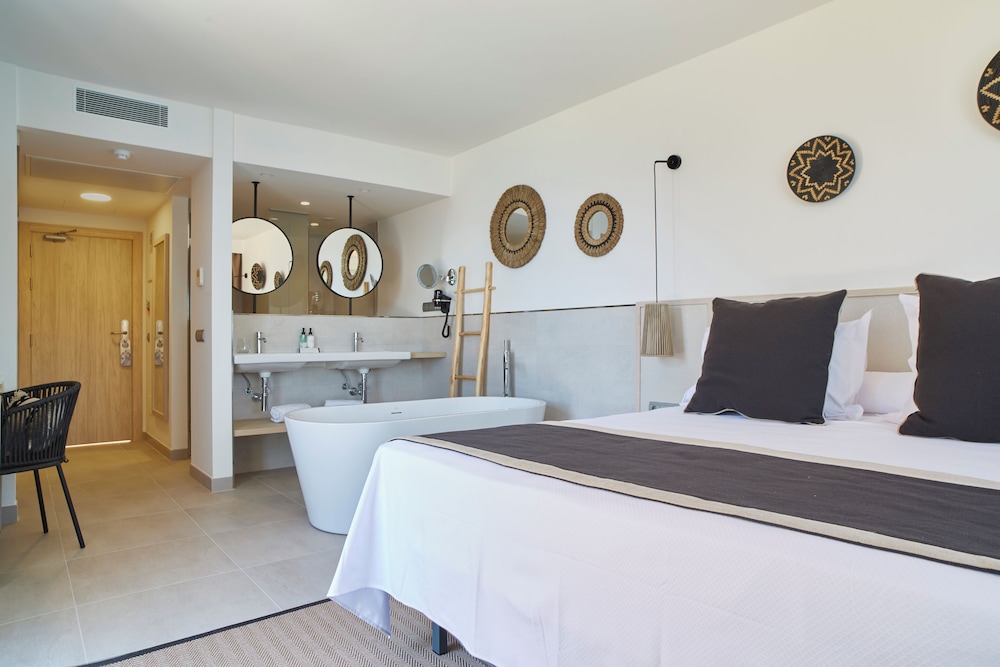 Invisa Hotel Club Cala Verde — Hotel rooms in Santa Eulalia, Balearic Islands