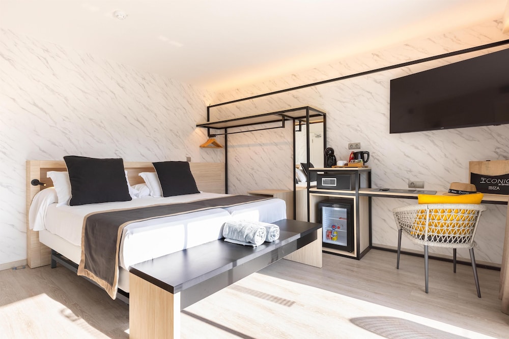 Invisa Hotel Es Pla - Adults Only — Hotel rooms in San Antonio, Balearic Islands
