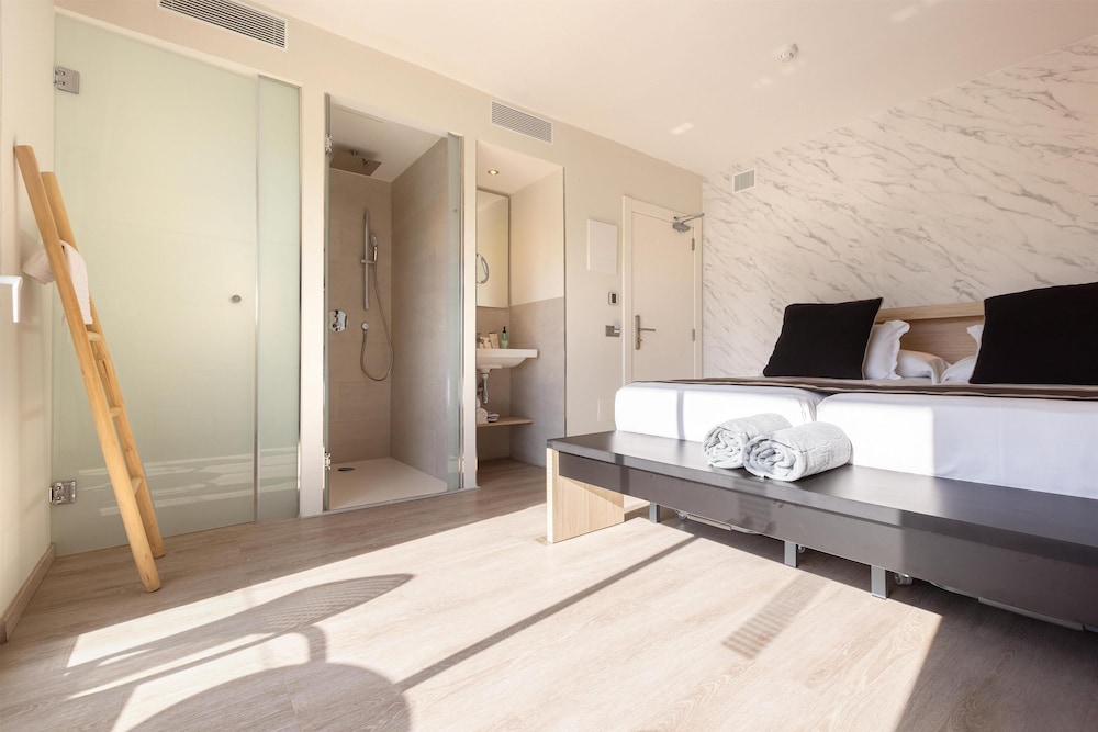 Invisa Hotel Es Pla - Adults Only — Hotel rooms in San Antonio, Balearic Islands
