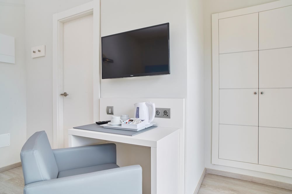 Invisa Hotel Es Pla - Adults Only — Hotel rooms in San Antonio, Balearic Islands