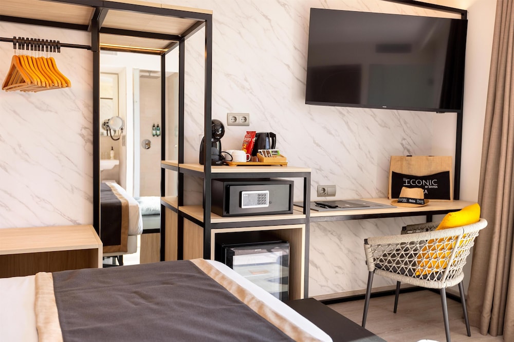 Invisa Hotel Es Pla - Adults Only — Hotel rooms in San Antonio, Balearic Islands