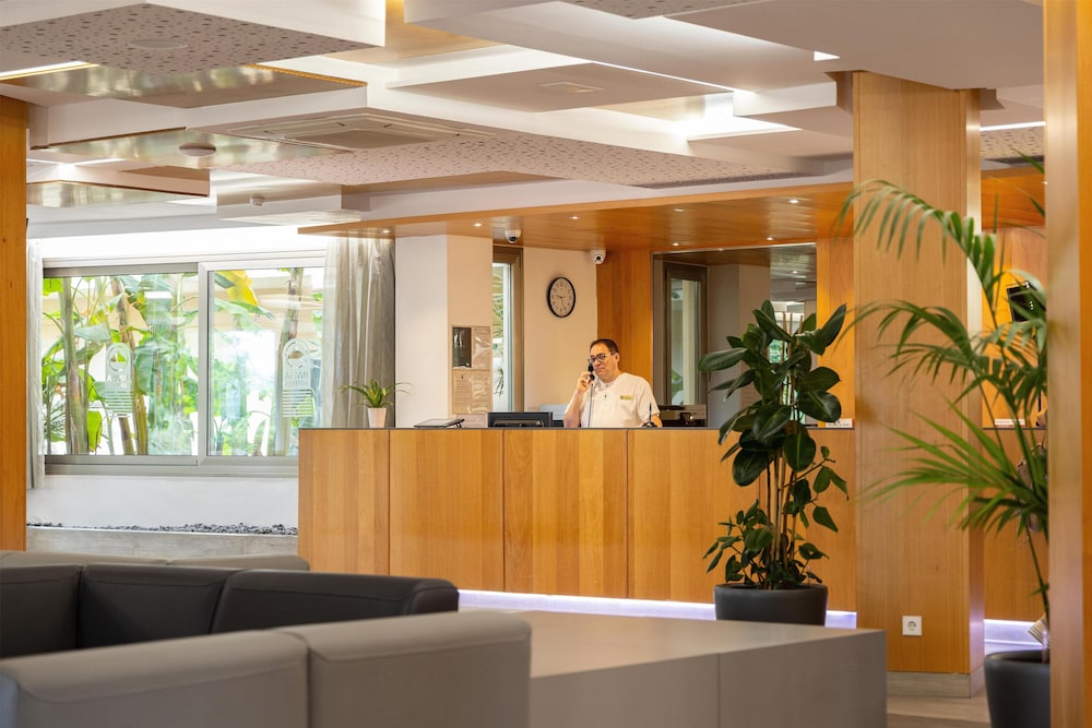 Invisa Hotel Es Pla - Adults Only — Hotel building in San Antonio, Balearic Islands