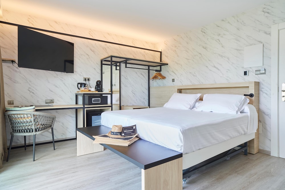 Invisa Hotel Es Pla - Adults Only — Hotel rooms in San Antonio, Balearic Islands