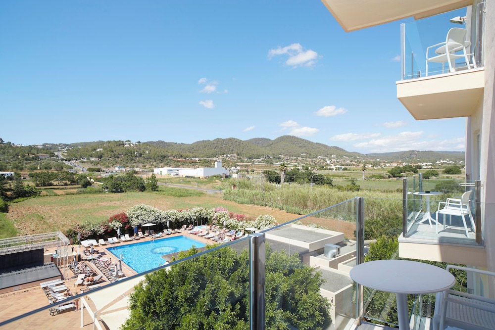 Invisa Hotel Es Pla - Adults Only — Swimming pool in San Antonio, Balearic Islands