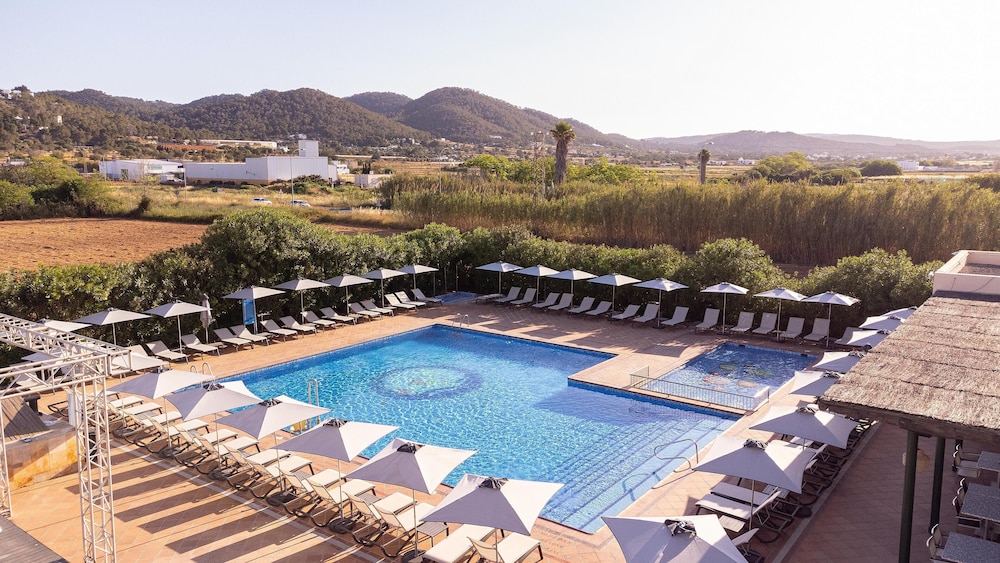 Invisa Hotel Es Pla - Adults Only — Swimming pool in San Antonio, Balearic Islands