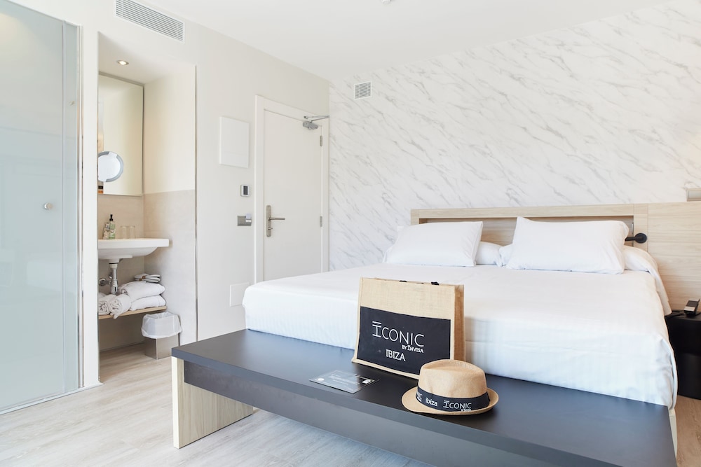 Invisa Hotel Es Pla - Adults Only — Hotel rooms in San Antonio, Balearic Islands