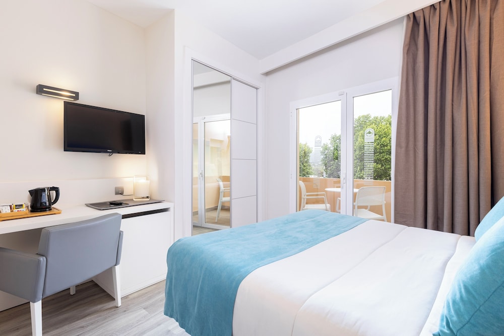 Invisa Hotel Es Pla - Adults Only — Hotel rooms in San Antonio, Balearic Islands