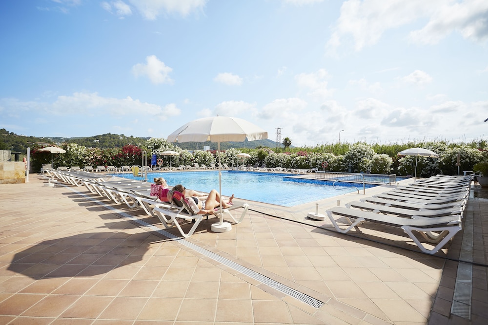 Invisa Hotel Es Pla - Adults Only — Swimming pool in San Antonio, Balearic Islands
