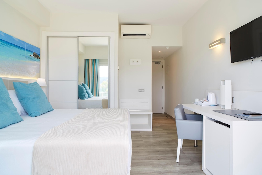 Invisa Hotel Es Pla - Adults Only — Hotel rooms in San Antonio, Balearic Islands