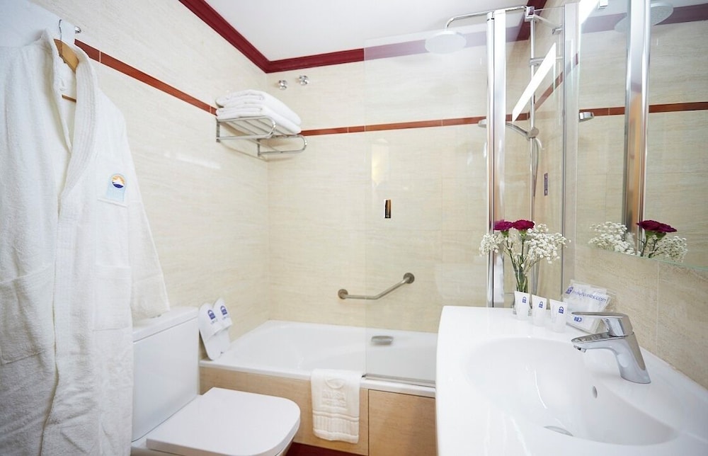 Invisa Hotel La Cala — Hotel rooms in Santa Eulalia, Balearic Islands