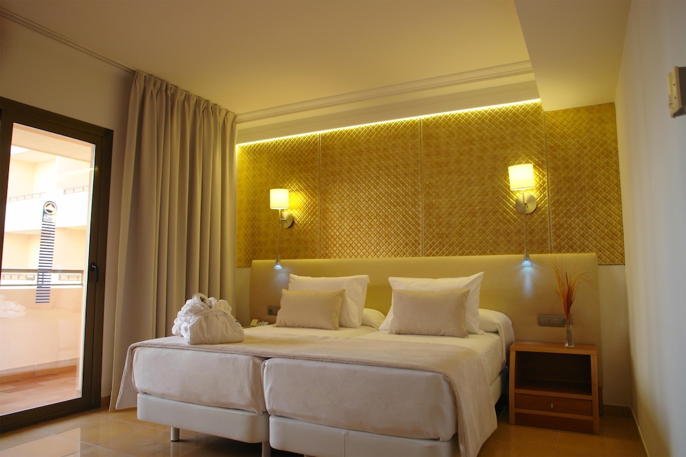 Invisa Hotel La Cala — Hotel rooms in Santa Eulalia, Balearic Islands