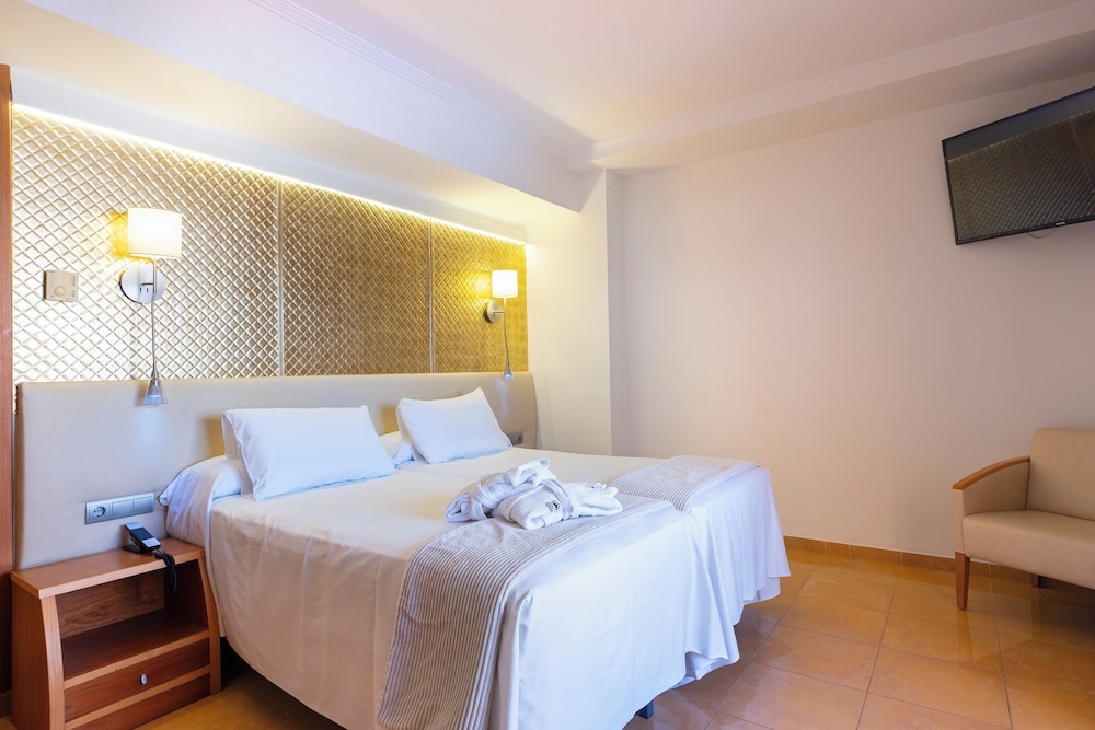 Invisa Hotel La Cala — Hotel rooms in Santa Eulalia, Balearic Islands