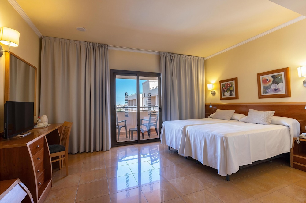 Invisa Hotel La Cala — Hotel rooms in Santa Eulalia, Balearic Islands
