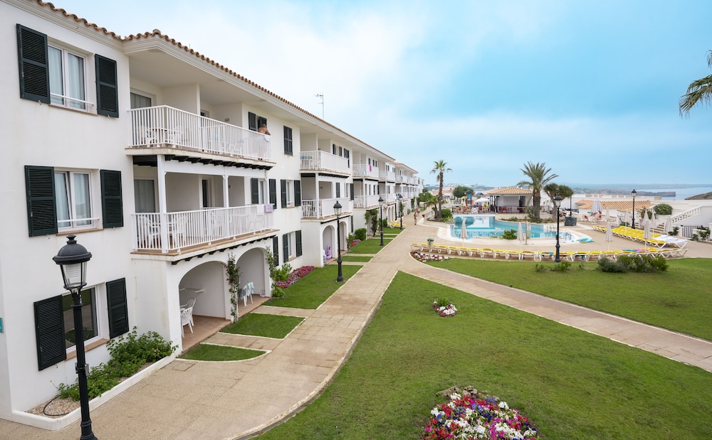 Aparthotel Seth Isla Paraiso — Hotel building in Arenal d'en Castell, Balearic Islands