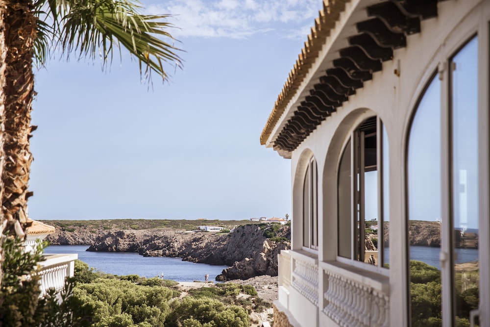Aparthotel Seth Isla Paraiso — Hotel building in Arenal d'en Castell, Balearic Islands