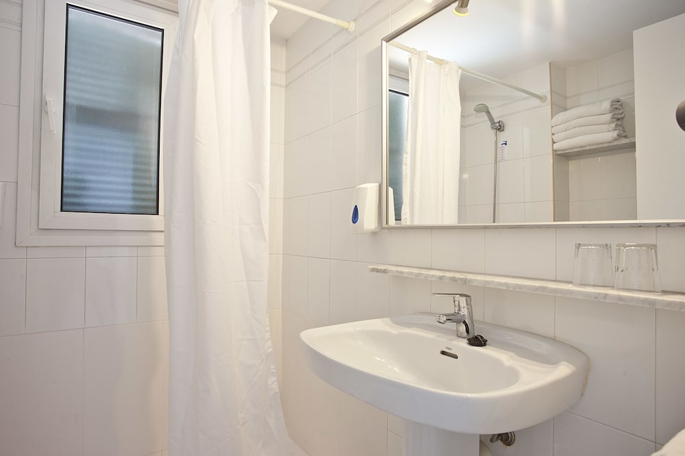 Aparthotel Seth Isla Paraiso — Hotel rooms in Arenal d'en Castell, Balearic Islands