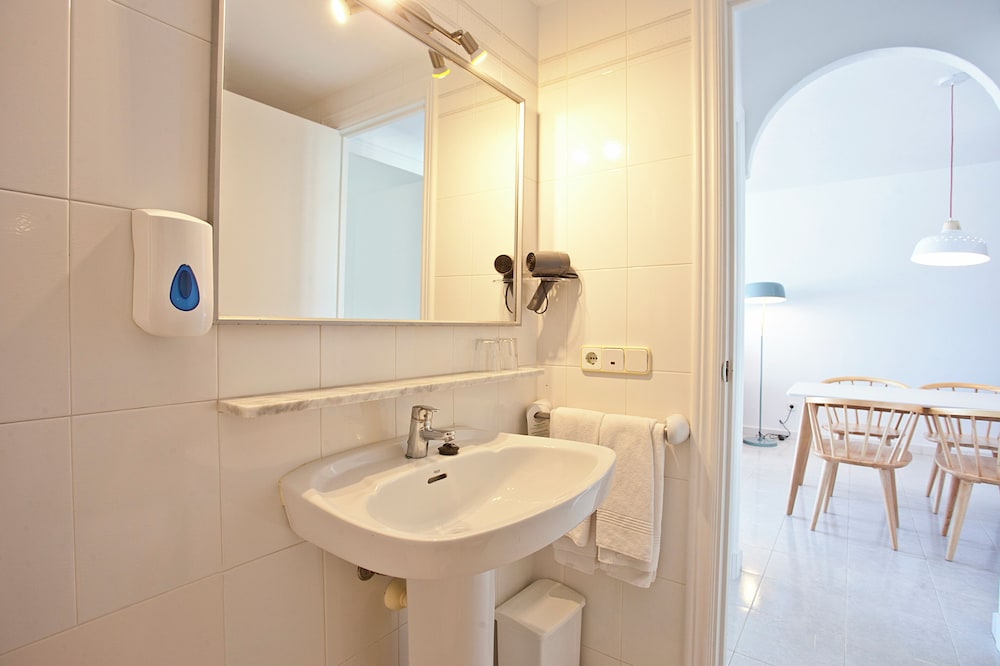 Aparthotel Seth Isla Paraiso — Hotel rooms in Arenal d'en Castell, Balearic Islands