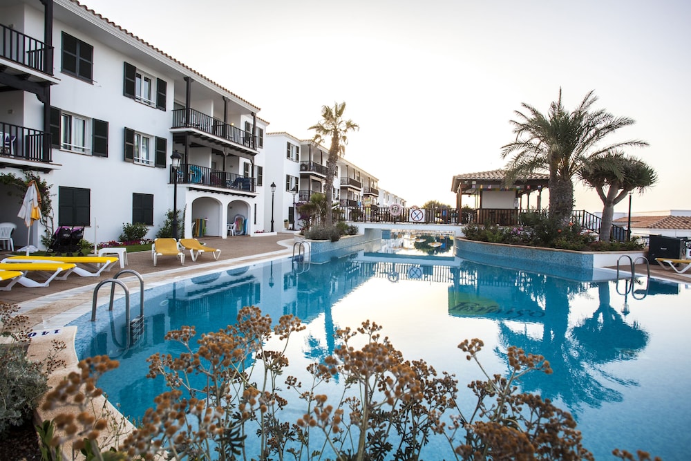 Aparthotel Seth Isla Paraiso — Swimming pool in Arenal d'en Castell, Balearic Islands