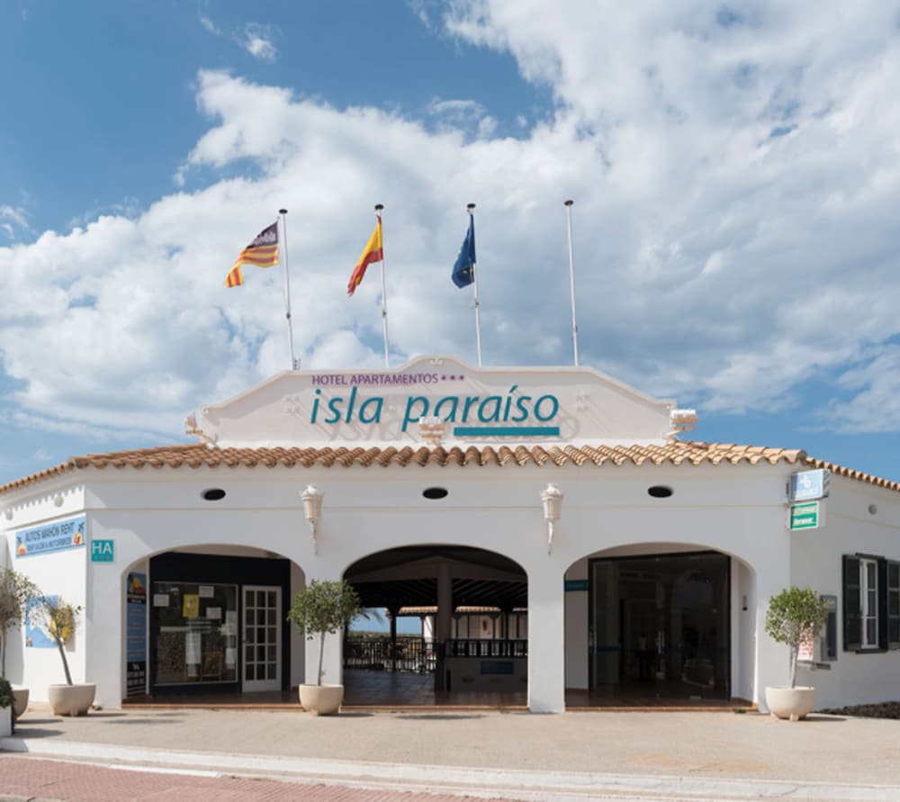 Aparthotel Seth Isla Paraiso — Hotel building in Arenal d'en Castell, Balearic Islands