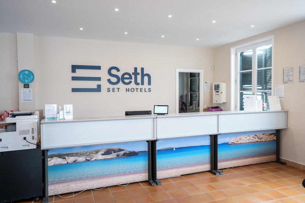 Aparthotel Seth Isla Paraiso — Hotel building in Arenal d'en Castell, Balearic Islands