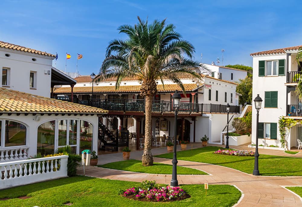 Aparthotel Seth Isla Paraiso — Hotel building in Arenal d'en Castell, Balearic Islands