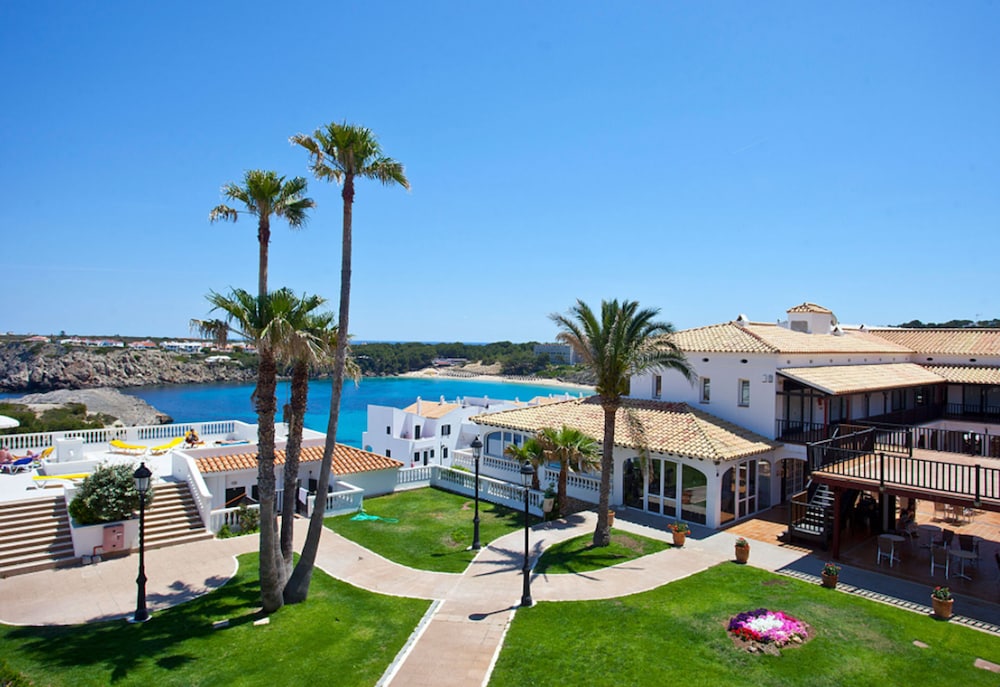 Aparthotel Seth Isla Paraiso — Hotel building in Arenal d'en Castell, Balearic Islands