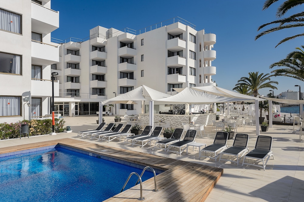 Apartamentos Vibra Jabeque Soul — Swimming pool in Playa d'en Bossa, Balearic Islands