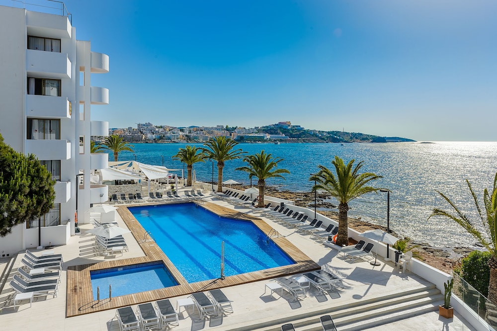 Apartamentos Vibra Jabeque Soul — Swimming pool in Playa d'en Bossa, Balearic Islands